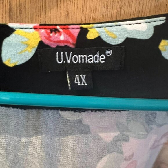 Size 4X - U.Vomade - Black and Red Floral Short Sleeve Knit Pullover - Picture 2 of 7